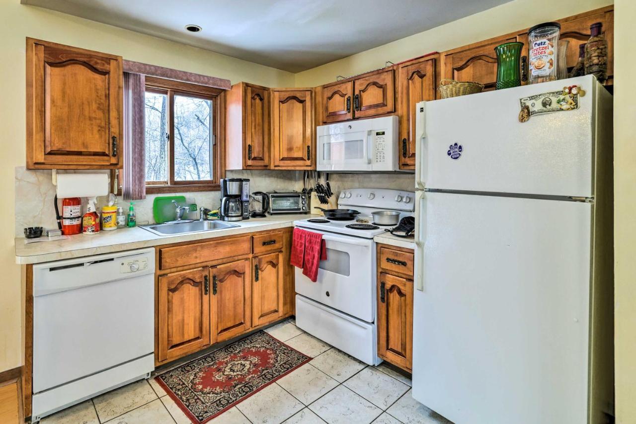 Holiday home Pet-friendly Poconos Vacation With Hot Tub!