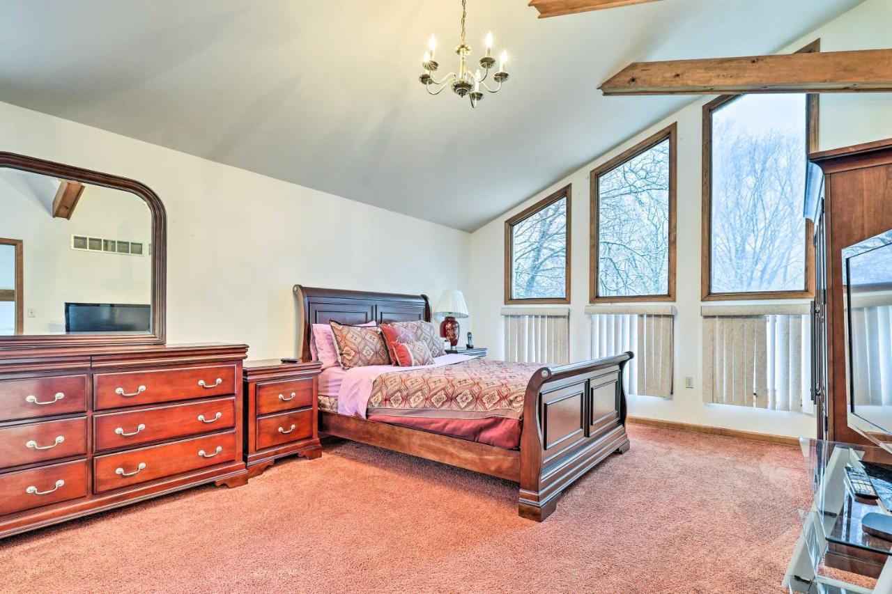 Holiday home Pet-friendly Poconos Vacation With Hot Tub! Bushkill