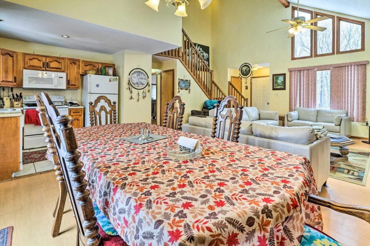 Pet-friendly Poconos Vacation With Hot Tub! * Bushkill