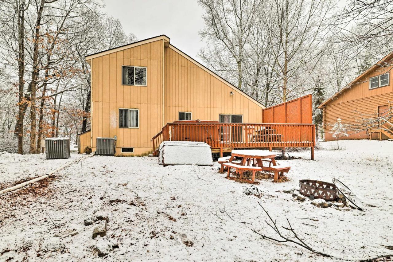 Holiday home Pet-friendly Poconos Vacation With Hot Tub!