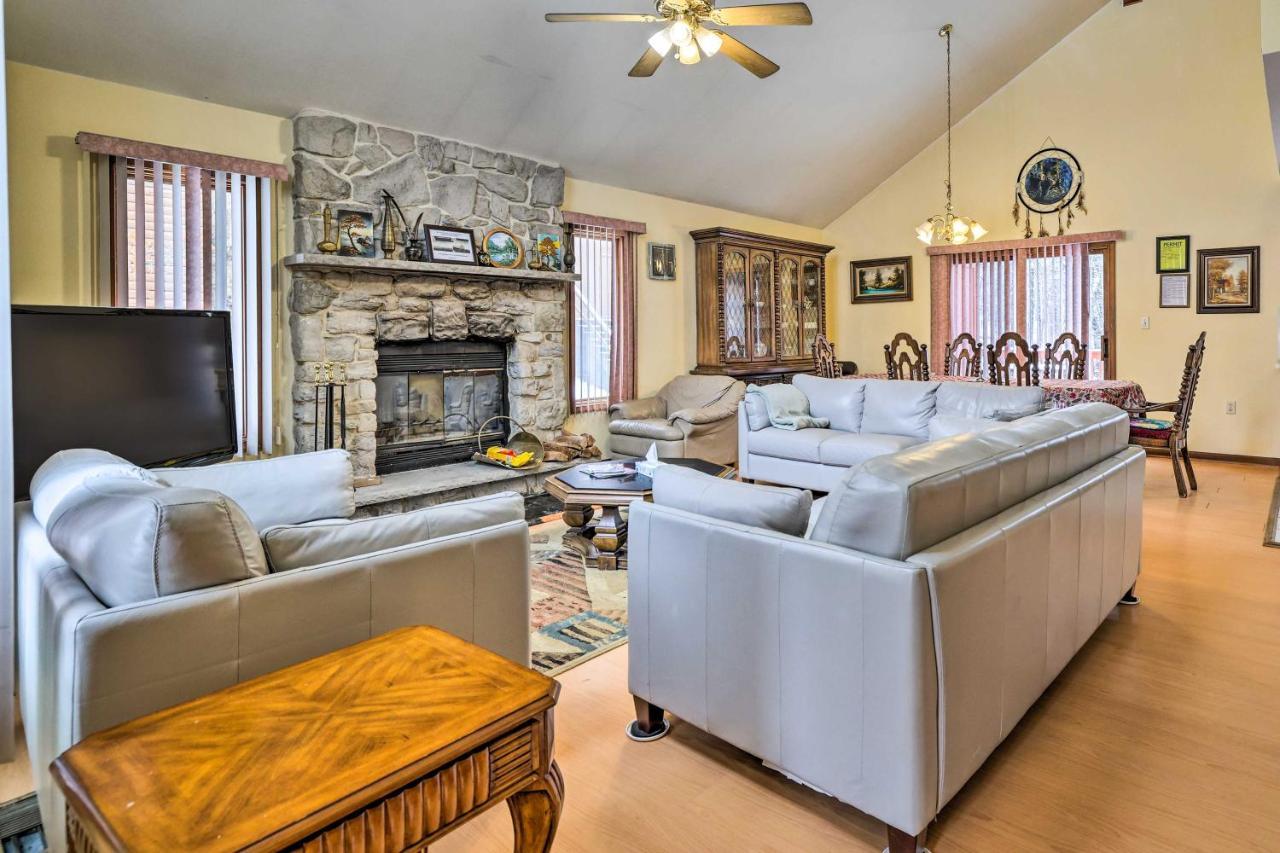 Holiday home Pet-friendly Poconos Vacation With Hot Tub! Bushkill