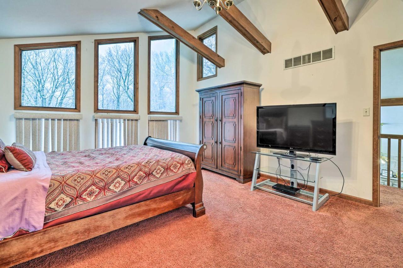 Pet-friendly Poconos Vacation With Hot Tub! Bushkill