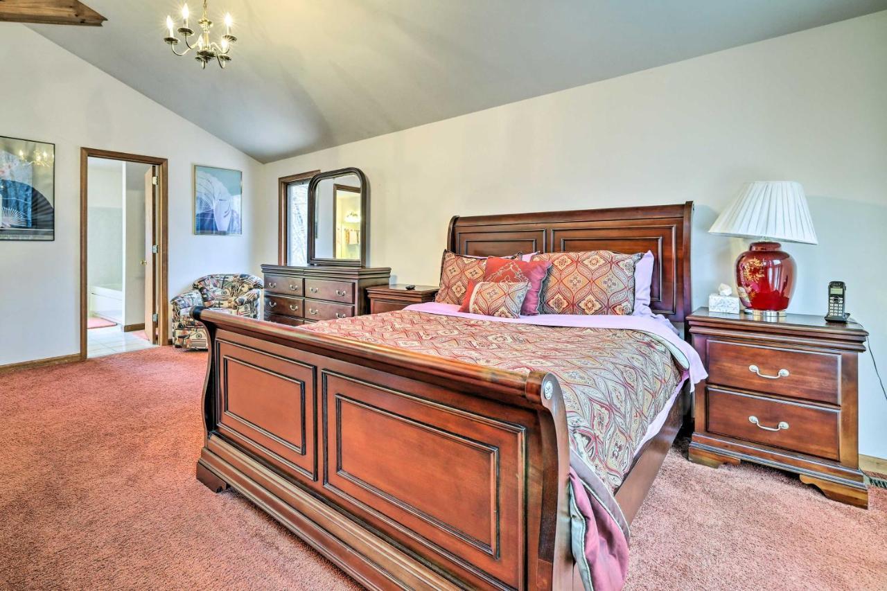 Pet-friendly Poconos Vacation With Hot Tub! Holiday home Bushkill