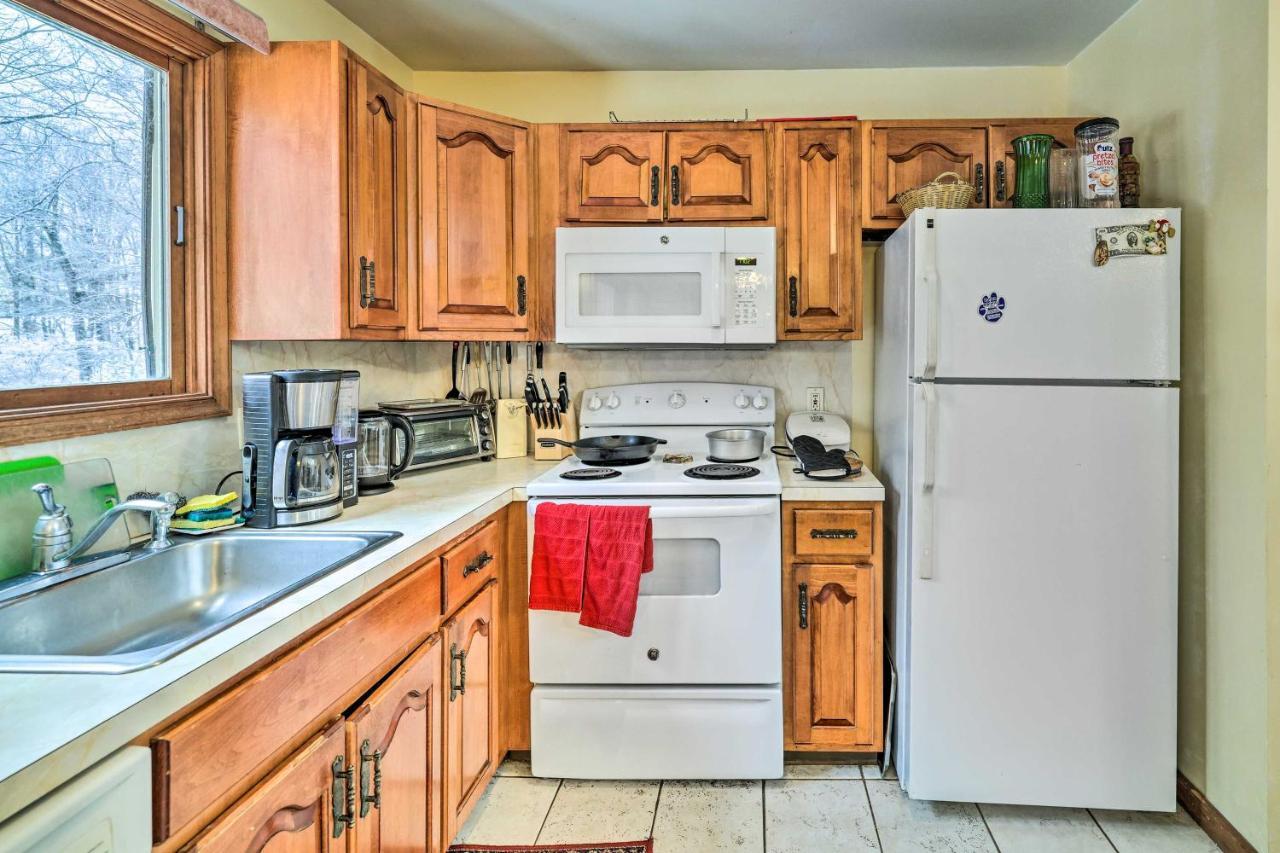 Pet-friendly Poconos Vacation With Hot Tub! Holiday home Bushkill