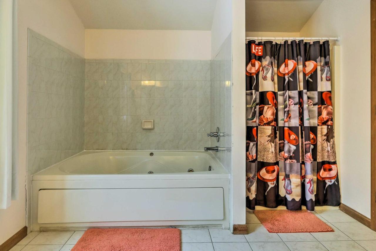 Pet-friendly Poconos Vacation With Hot Tub! * Bushkill