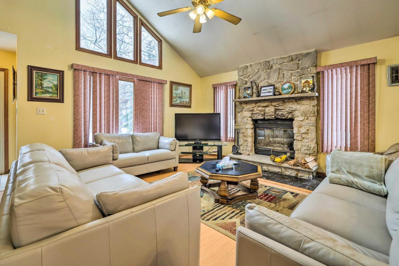 Pet-friendly Poconos Vacation With Hot Tub! Holiday home Bushkill