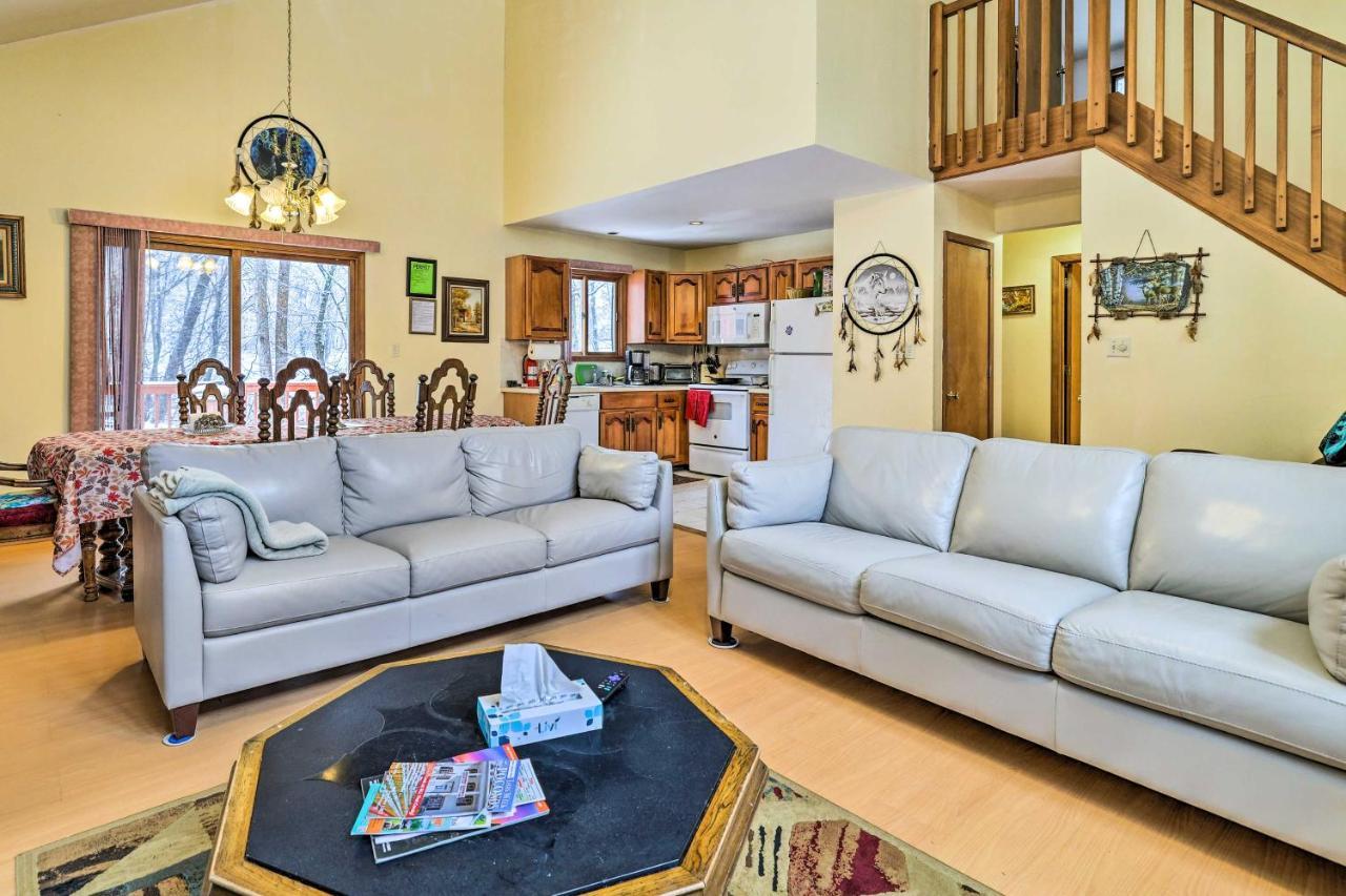 Pet-friendly Poconos Vacation With Hot Tub! * Bushkill